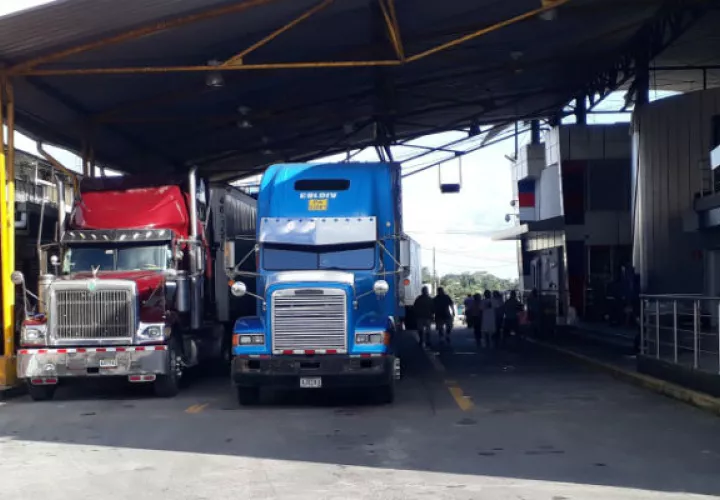 Camioneros reanudaron su camino. José Vásquez