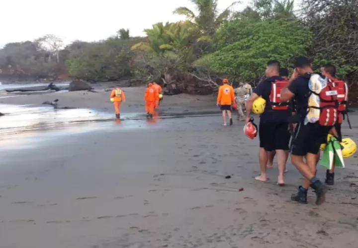 A la búsqueda del joven surfista se sumaron  los moradores y pescadores de la comunidad. Foto/Thays Domínguez