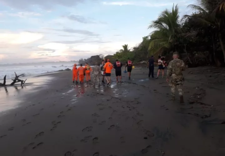Unas 40 personas, entre miembros de la Fuerza de Tarea Conjunta, pescadores y surfistas se sumaron a la búsqueda de Jaramillo. Foto/Thays Domínguez