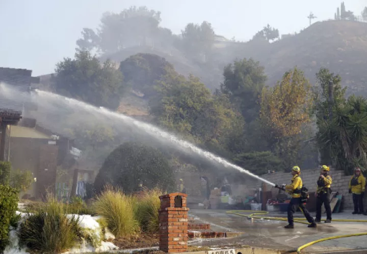 Bomberos combaten el fuego en una casa en "Porter Ranch", California. Foto: AP.