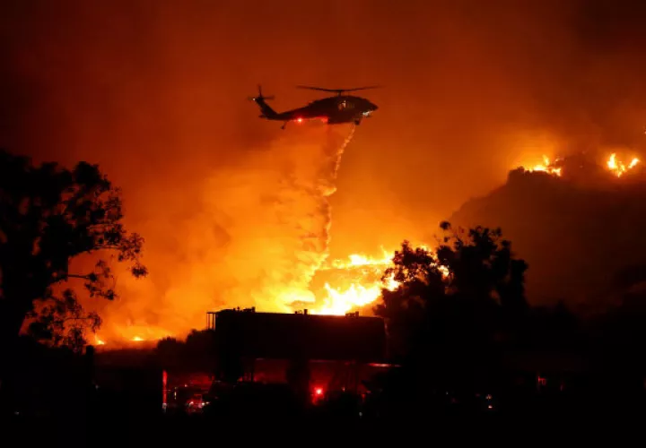 Bomberos combaten el fuego en una casa en "Porter Ranch", California. Foto: AP.