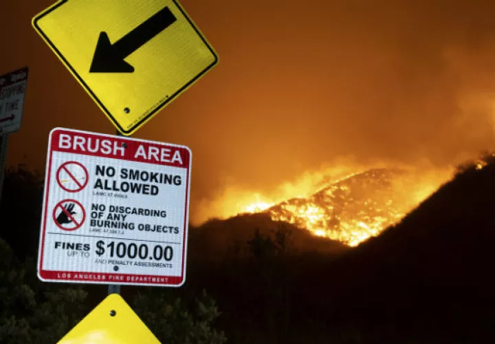 Bomberos combaten el fuego en una casa en "Porter Ranch", California. Foto: AP.