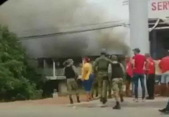 Los bomberos se apersonaron al lugar del siniestro. Foto: Diómedes Sánchez S.