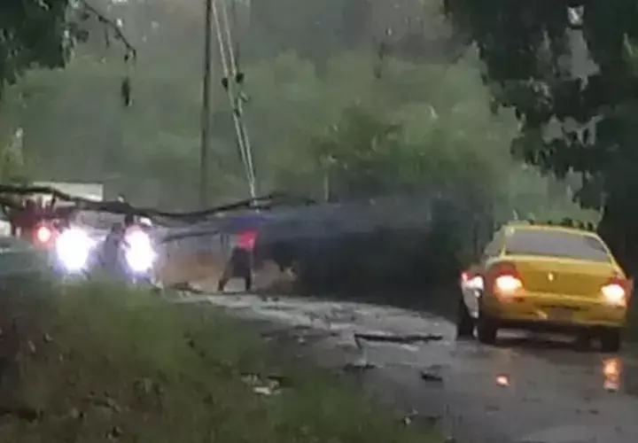 Fue obstruida la carretera principal que va hacia Bijagual. Foto: José Vásquez. 