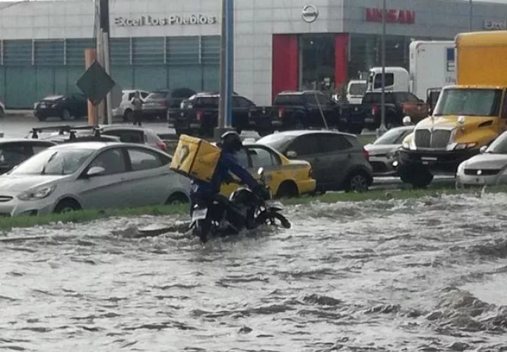 Avenida José Agustín Arango en Cerro Viento inundada tras fuerte lluvias.