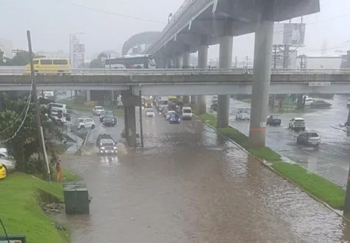 Avenida José Agustín Arango en Cerro Viento inundada tras fuerte lluvias.