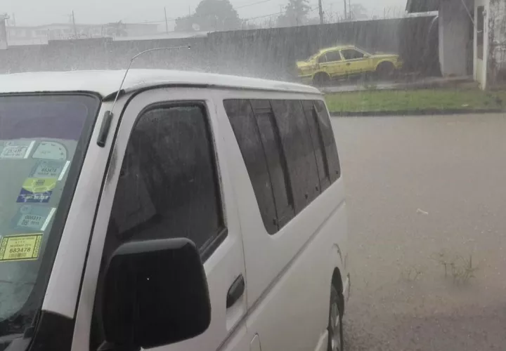 Las calles se inundaron por la fuerte lluvia. Foto: Diómedes Sánchez S.