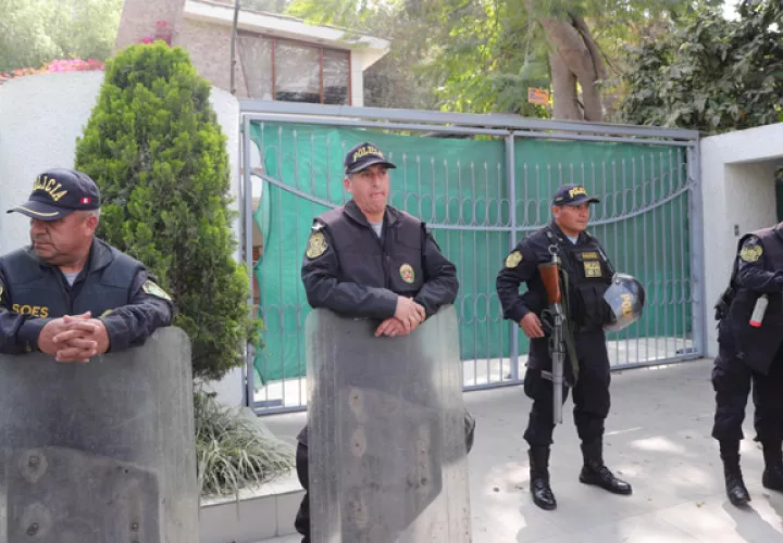Miembros de la policía custodian la casa del expresidente Alberto Fujimori. FOTO/EFE