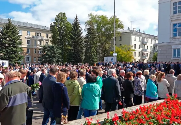 Miles de personas asistieron al entierro de cinco ingenieros nucleares rusos muertos por una explosión durante las pruebas de un nuevo cohete. Los ingenieros, que murieron el jueves, fueron enterrados el lunes en la ciudad de Sarov, que alberga el principal centro de investigación de armas nucleares de Rusia. (Corporación Estatal Rusa de Energía Atómica) FOTO/AP