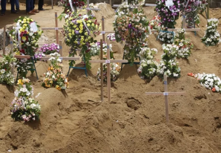 Montículos de tierra tras el entierro de algunas de las víctimas de los atentados en el cementerio Don David Katuwapitiya, durante el funeral múltiple celebrado en Colombo, Sri Lanka. El número de muertos en la serie de atentados en el Domingo de Resurrección en Sri Lanka contra iglesias y hoteles de lujo se elevó 310, mientras los heridos se mantienen en más de 500, según el último recuento facilitado por las autoridades locales en una jornada de luto nacional. FOTO/EFE