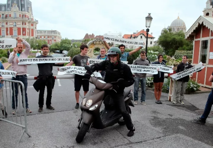 Los grupos en contra del G7 ya comienzan a protestar a pocos días para que lleguen los líderes mundiales. FOTO/AP 