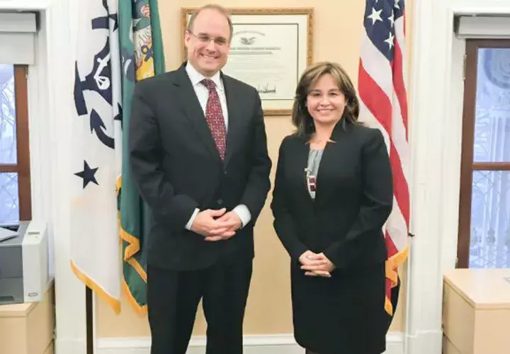 Marshall Billingslea, presidente del Grupo de Acción Financiera Internacional (Gafi) junto a la procuradora Kenia Porcell. Foto/Cortesía