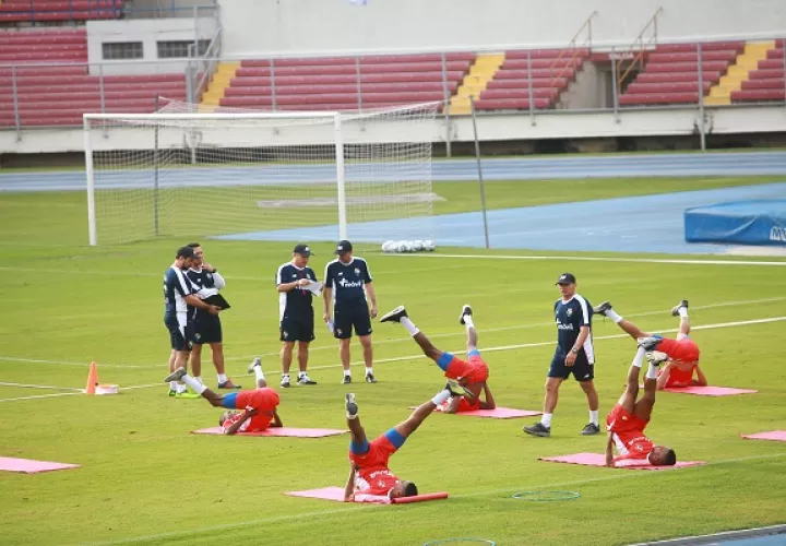 Gallego sigue mirando jugadores.