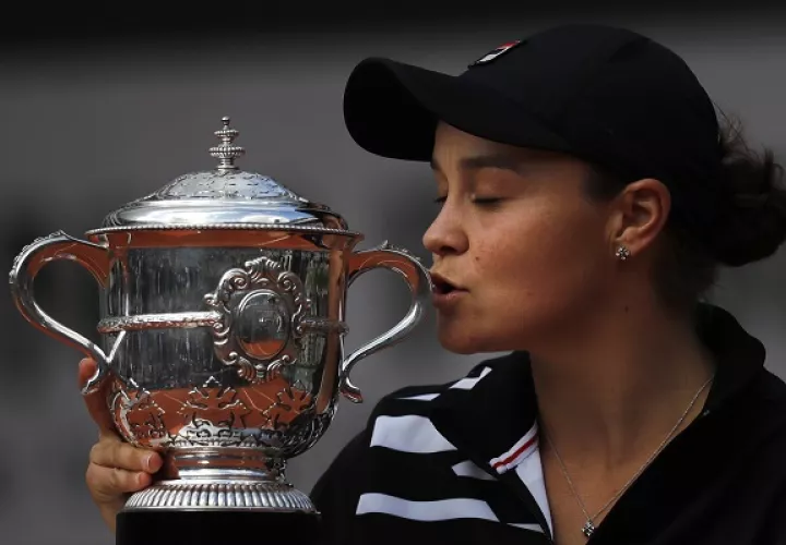 Ashleigh Barty con su trofeo.