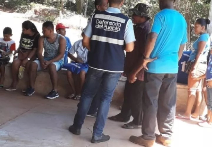  Las familias afectadas estuvieron acompañadas de la Defensoría del Pueblo y de miembros del Frente Amplio Colonense. Foto/Diómedes Sánchez