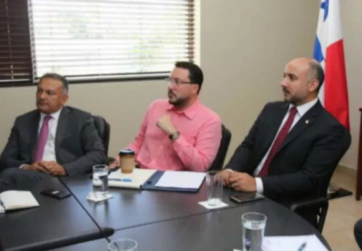 Gerardo Varela (c) incrementó sus activos personales, según algunas denuncias. Archivo