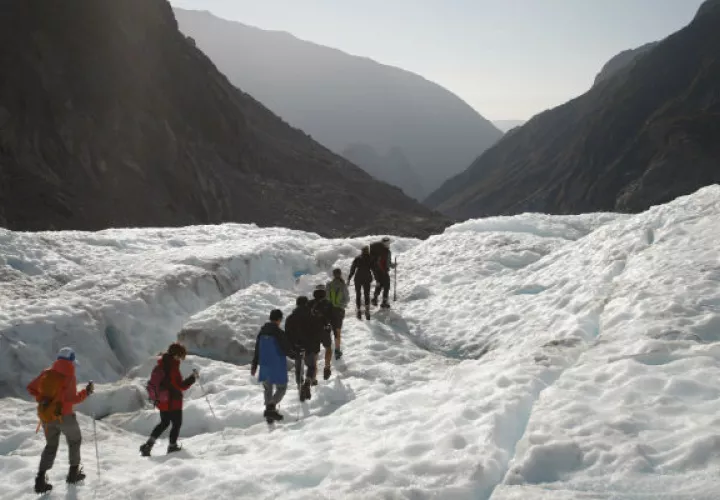 Se ofrecen vuelos y caminatas guiadas por los glaciares. Foto/ AP