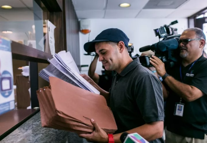 Un mensajero que representa a la Facultad de Derecho de la Universidad Interamericana de Puerto Rico presenta documentos relacionados con Pedro Pierluisi, recientemente jurado como gobernador de la isla, en San Juan, Puerto Rico. FOTO/AP