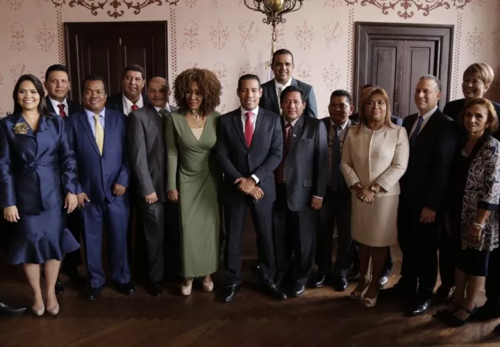 Los nuevos gobernadores fueron juramentados por el ministro de Gobierno, Carlos Romero Montenegro. Foto @MinGobPA