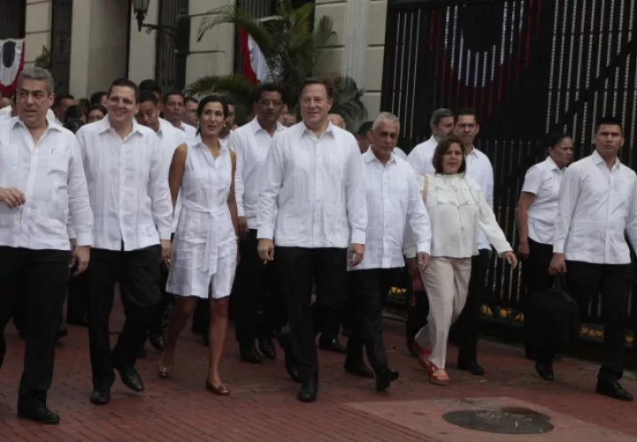 Un Gabinete diezmado acompañó al presidente a los actos conmemorativos por el Día de los Difuntos en la mañana de ayer. Víctor Arosemena