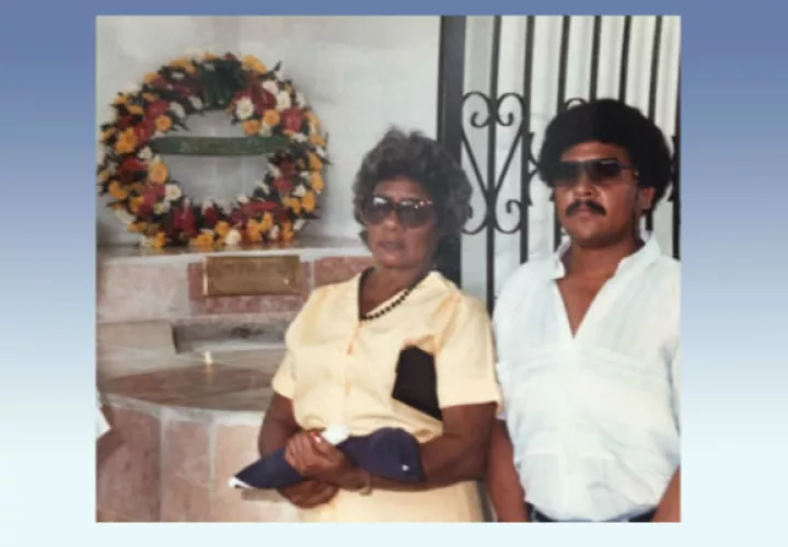 Madre y hermano de Martiza Alabarca la recuerdan en su tumba. 