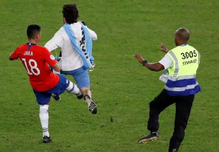 Gonzalo Jara patea al afcionado. Foto:AP