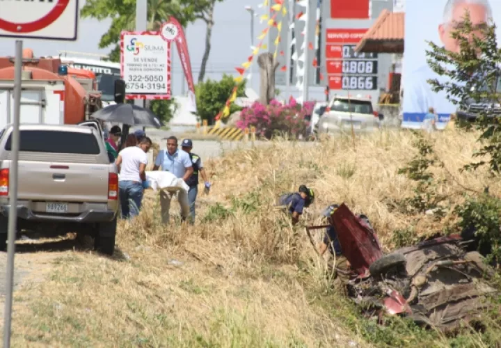 Esta tarea y las de levantamiento de evidencias requirió del cierre de los dos carriles de la vía Interamericana, por lo cual se originó un tranque vehicular que se extendió por varios kilómetros. Foto/Eric Montenegro