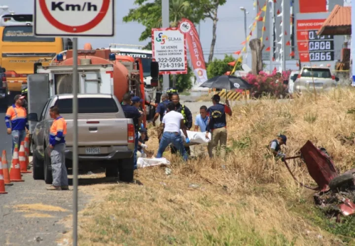 Esta tarea y las de levantamiento de evidencias requirió del cierre de los dos carriles de la vía Interamericana, por lo cual se originó un tranque vehicular que se extendió por varios kilómetros. Foto/Eric Montenegro