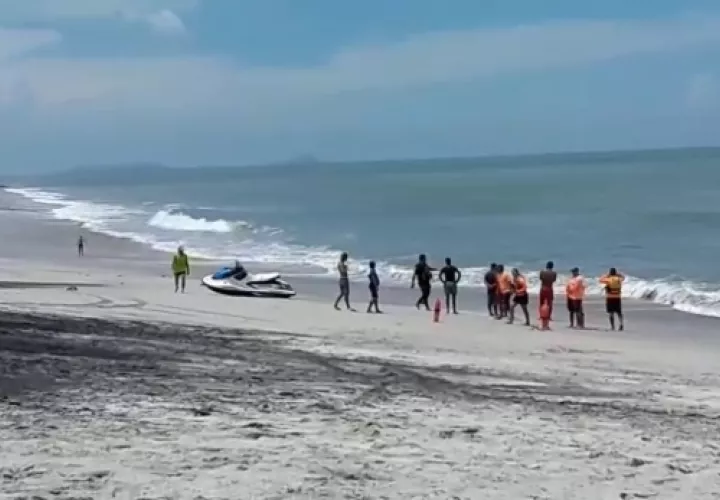 Personal del Sinaproc, utiliza jetski para efectuar la búsqueda en la costa de Gorgona aunque no se ha ubicado el joven. Foto/Eric Montenegro