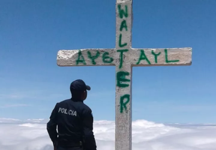 Los grafitis en la cruz de la cima del Volcán Barú se hizo viral en redes sociales. Foto: José Vásquez. 