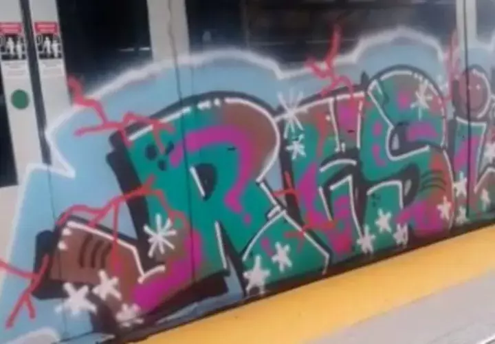 Pintan grafiti en el Metro de Panamá. 