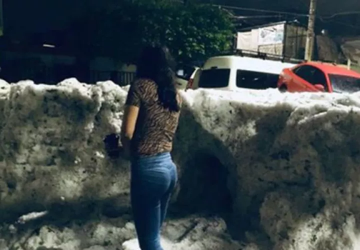 Una lluvia con intenso granizo que comenzó cerca de la 01:40 horas de la madrugada del domingo.