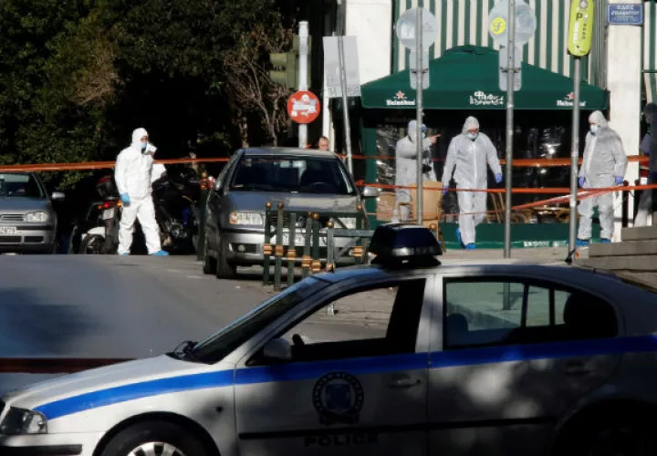 La policía científica inspecciona el lugar donde se ha producido una explosión en Atenas, Grecia. EFE