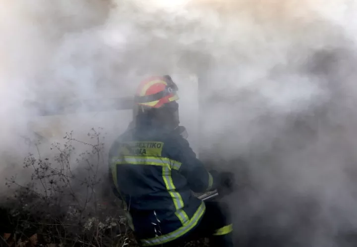 Según informó la Brigada de Bomberos, en las tareas de extinción participan 227 bomberos, con 75 vehículos y 11 medios aéreos. FOTO/AP