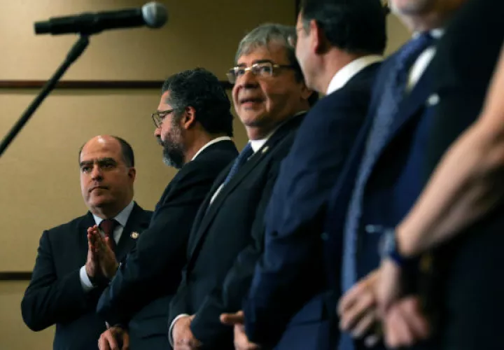 El opositor venezolano Julio Borges (izq), representante ante el Grupo de Lima de Juan Guaidó, durante la rueda de prensa de la XII reunión de cancilleres del Grupo de Lima en Santiago (Chile). Foto: EFE