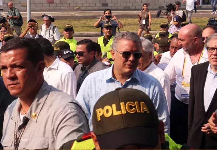  El presidente de Colombia, Iván Duque (c), y el secretario general de la OEA, Luis Almagro (d), acompañan al presidente de la Asamblea Nacional de Venezuela, Juan Guaidó, a inspeccionar las bodegas donde se almacena la ayuda internacional para Venezuela. FOTO/EFE