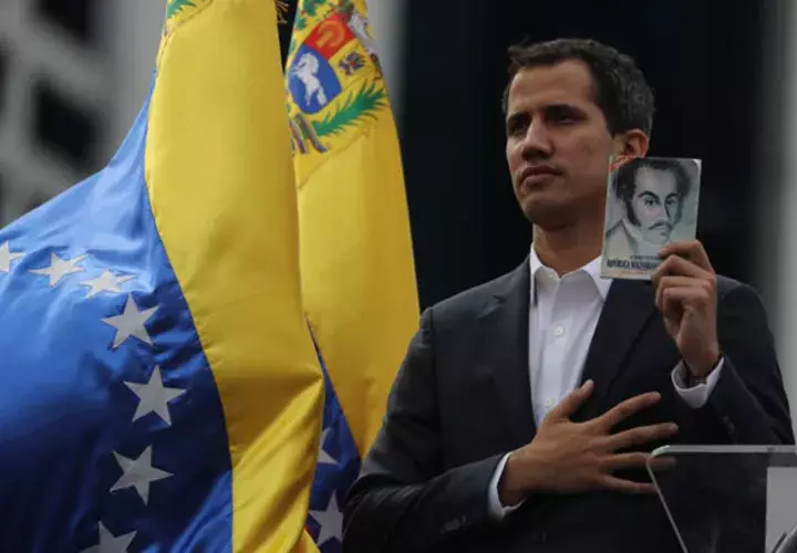 Juan Guaidó, juró ante miles de personas durante una concentración en Caracas. FOTO/EFE