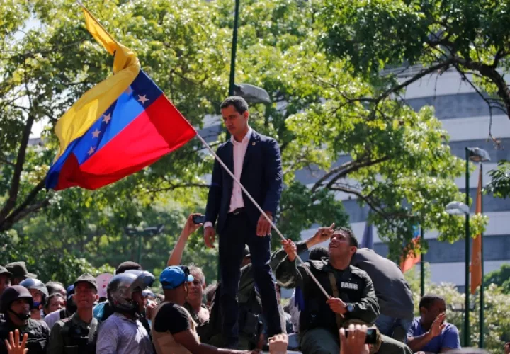 Juan Guiadó acompañado de Leopoldo López, habla con sus seguidores fuera de la Base Militar de La Carlota. FOTO/AP