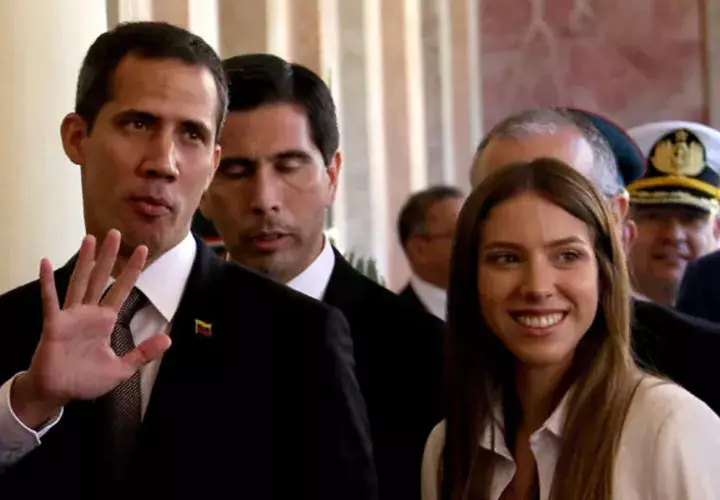  El líder del Parlamento venezolano, Juan Guaidó (i), y su esposa, Fabiana Rosales, en su visita a Paraguay. FOTO/EFE 