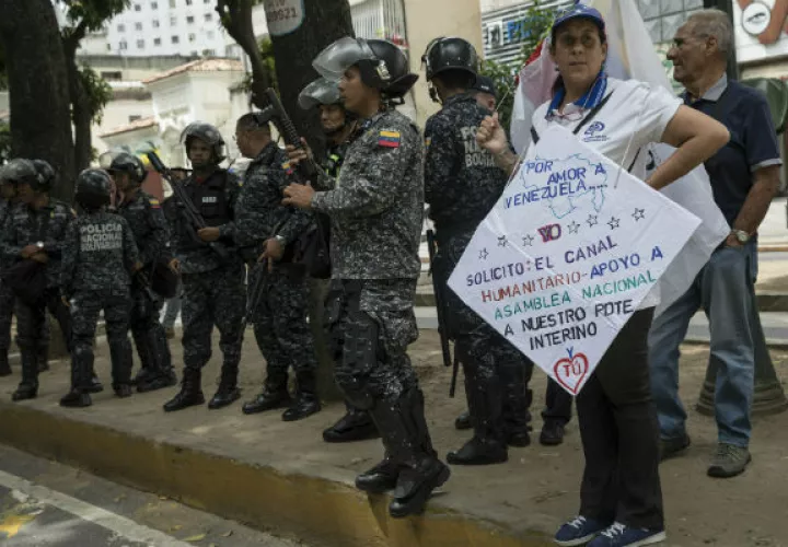 Policías antimotines frente a una protesta contra Maduro. Foto: EFE.
