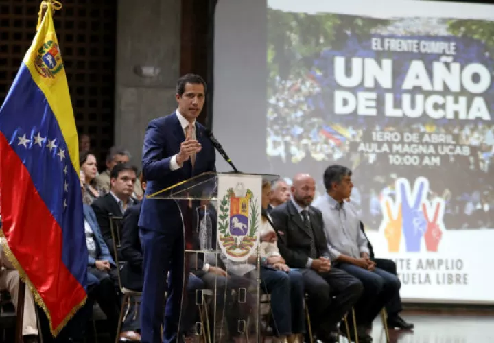 El líder opositor Juan Guaidó (c) habla durante una reunión con la plataforma opositora Frente Amplio Venezuela Libre este lunes, en Caracas (Venezuela). Foto: EFE.
