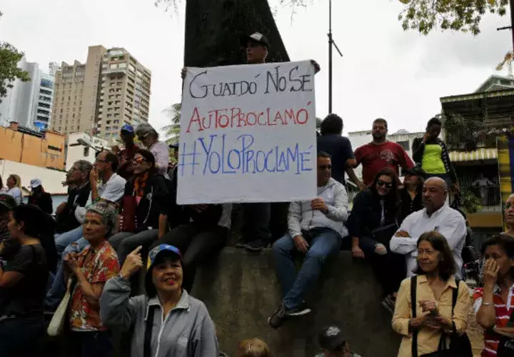 Opositores a Maduro aplauden a Juan Guaidó. Foto: EFE