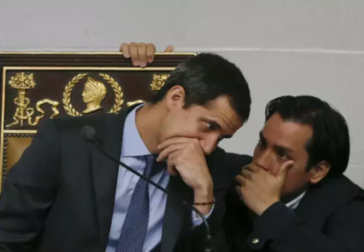 El líder opositor Juan Guaidó (izq.) en la sesión de este martes de la Asamblea Nacional (Parlamento). Foto: AP.