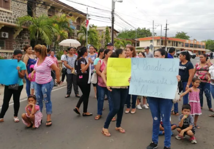  Los padres de familia exigen respuestas, protestaron con pancartas. Foto: Thays Domínguez.