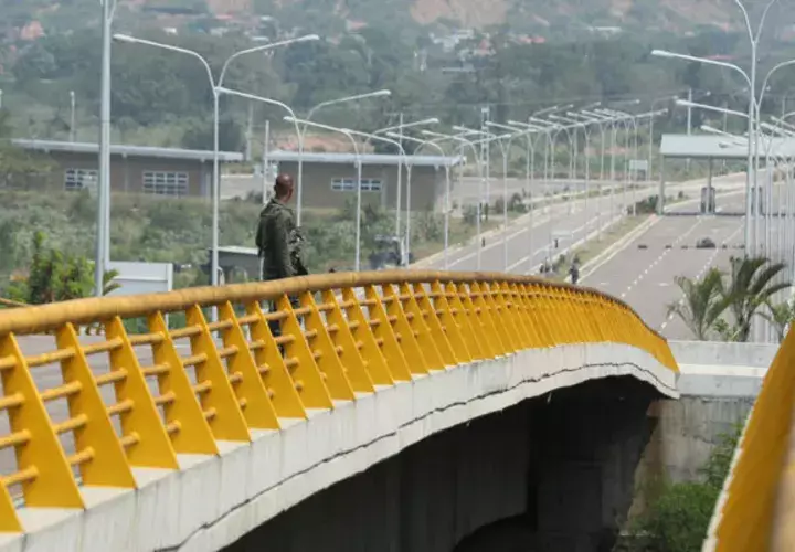 El diputado opositor Franklyn Duarte denunció que el Ejército venezolano está bloqueando el puente fronterizo de Tienditas que une el país caribeño y Colombia. FOTO/EFE