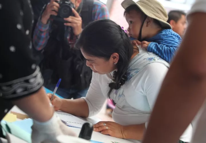  Una mujer vota en Ciudad de Guatemala (Guatemala). El país celebra elecciones generales, con más de ocho millones de votantes convocados, y donde se elegirán al presidente y vicepresidente, 160 diputados al Congreso, 20 al Parlamento Centroamericano y 340 corporaciones municipales. FOTO/EFE