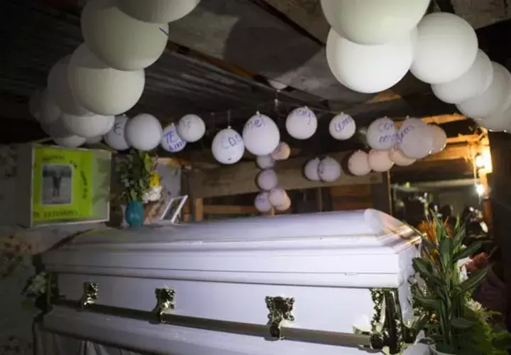 Globos cuelgan sobre el ataúd que contiene los restos de Jakelin Caal Maquin, de 7 años. La menor falleció  mientras estaba bajo la custodia de la Patrulla Fronteriza de EE. UU. FOTO/AP