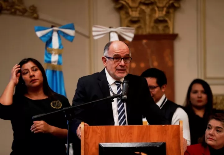 Gustavo Berganza, integrante de Mirador Electoral, habla durante la presentación de los resultados de la primera ronda de las elecciones presidenciales, este lunes, en Ciudad de Guatemala (Guatemala). La socialdemócrata y ex primera dama de Guatemala Sandra Torres y el aspirante de centroderecha Alejandro Giammattei se enfrentarán en una segunda vuelta por la Presidencia, que se celebrará el próximo 11 de agosto.FOTO/EFE