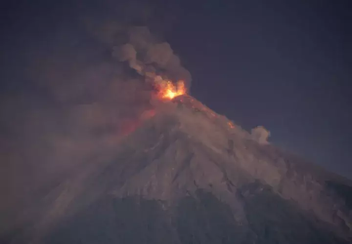 El Volcán de Fuego arroja lava fundida y ceniza caliente desde su cráter en Escuintla, Guatemala. AP