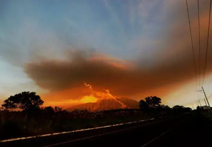 Las finas partículas de ceniza, por las explosiones, han llegado a aldeas como Panimaché I y II, Morelia, Santa Sofía, El Porvenir, Sangre de Cristo, Finca Palo Verde o San Pedro Yepocapa.